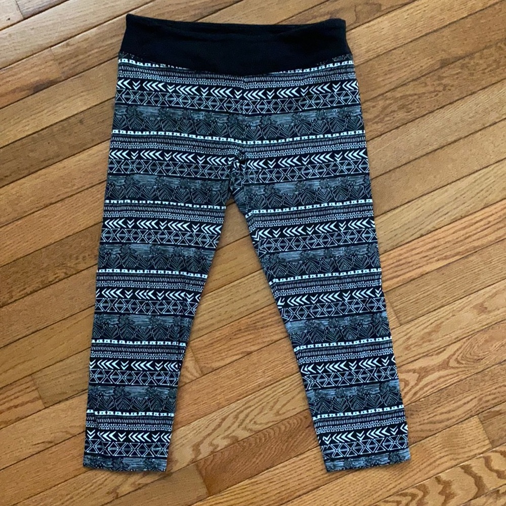 Patterned black & white leggings